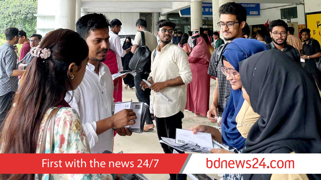 চাকসু: ‘চিঠি’ বিলি করছেন ছাত্রদলের জিএস প্রার্থী
