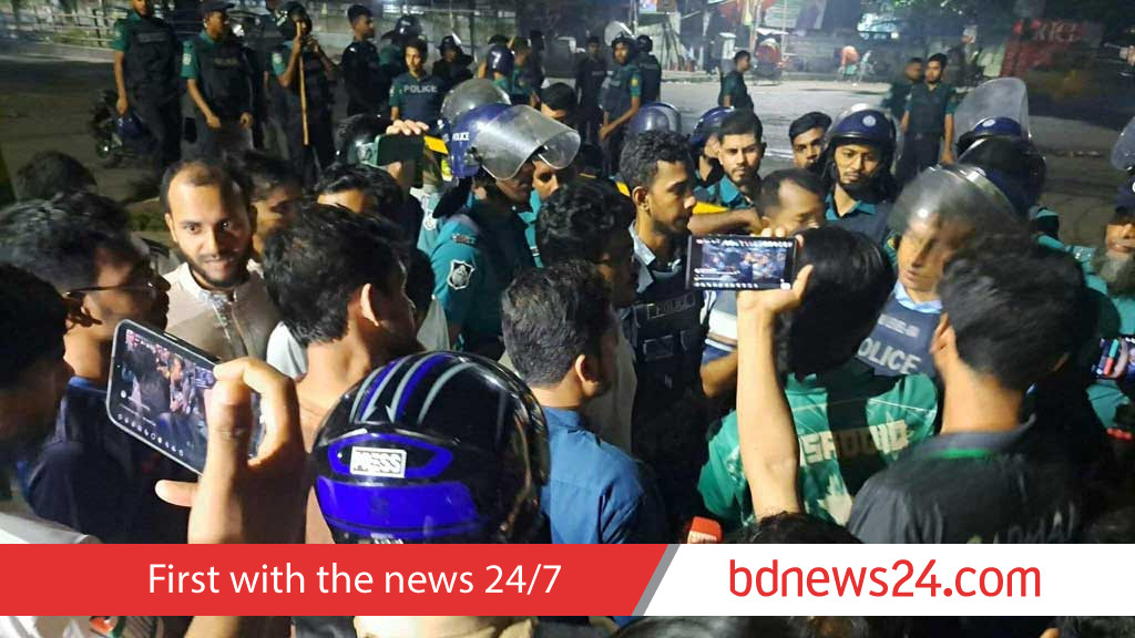 মাঝরাতে হলের সামনে দোকান বসানো নিয়ে ঢাবি ও ঢাকা কলেজের শিক্ষার্থীদের সংঘর্ষ