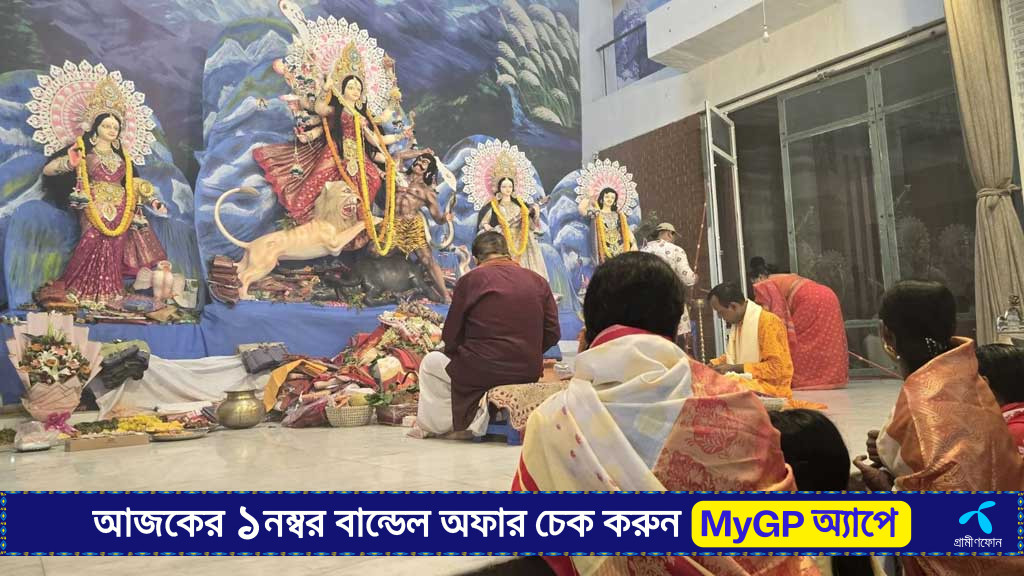 দশমীর 'দর্পণ বিসর্জনে' মণ্ডপে বিদায়ের সুর