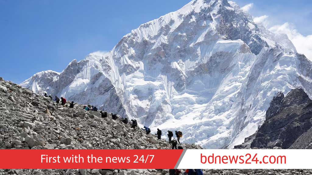 এভারেস্টে তুষারঝড়, আটকা পড়া হাজারো মানুষের কয়েকশ জনকে উদ্ধার
