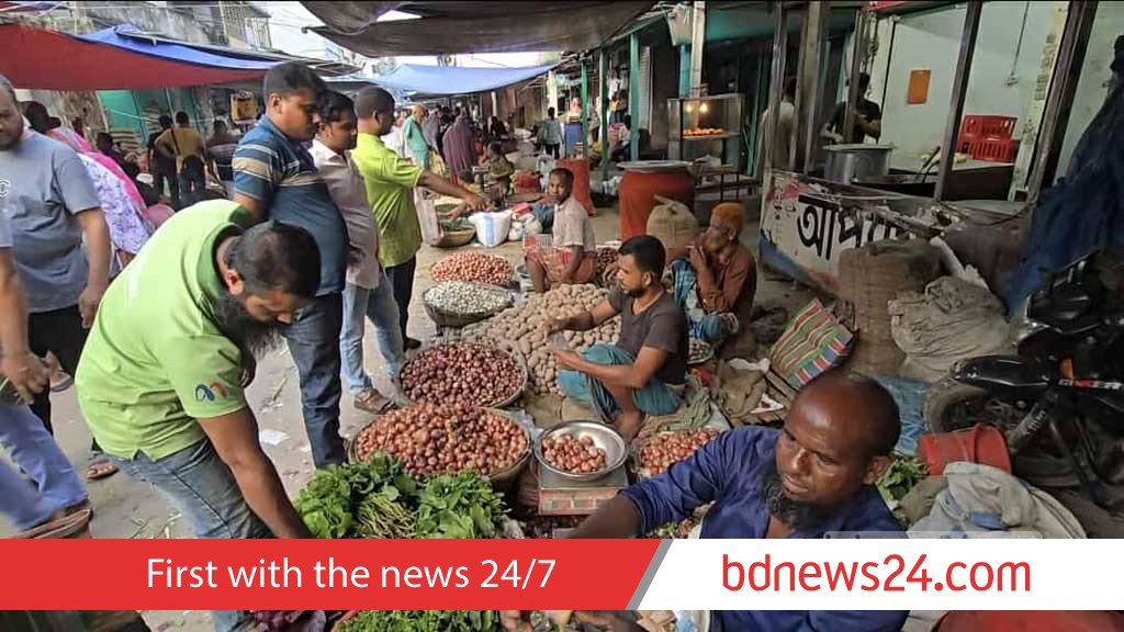 ফরিদপুরের বাজারে শীতের আগাম সবজি, দাম চড়া