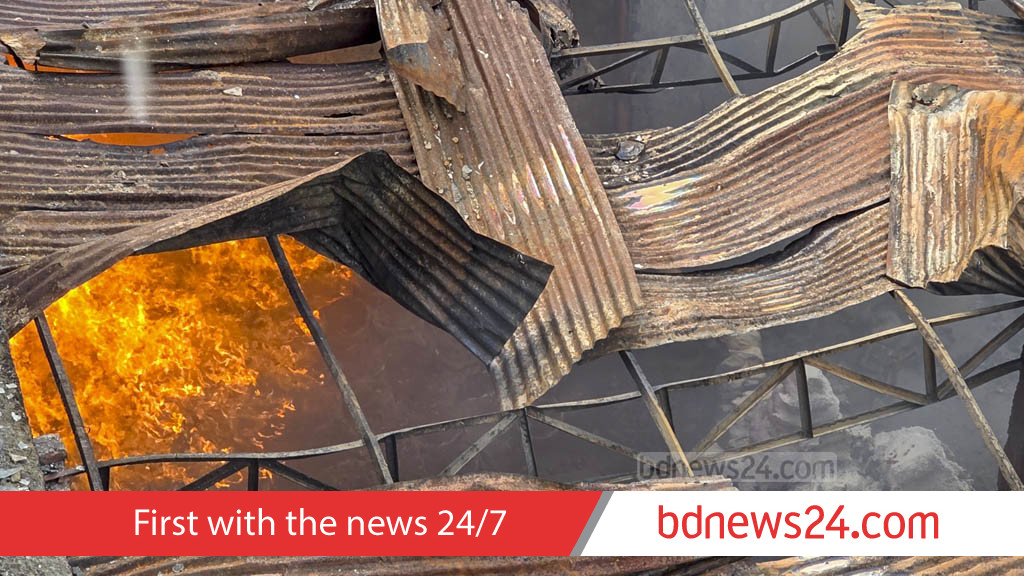 তালাবদ্ধ ছাদের শহরে মৃত শ্রমিকের জন্য শোক
