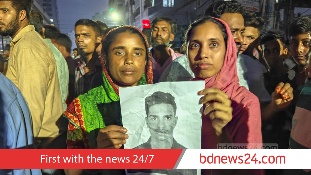 স্বজনের খোঁজে মিরপুরে ছবি হাতে অনেকে