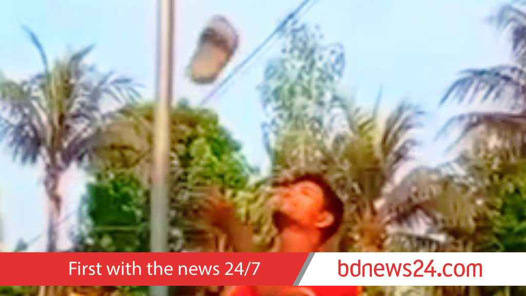 গাইবান্ধার সুন্দরগঞ্জে জাতীয় পতাকার দণ্ডে জুতা, একজন আটক
