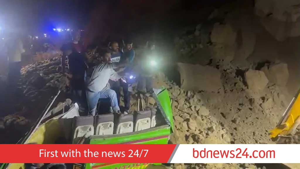 ভারতের হিমাচল প্রদেশে বাসে ভূমিধসের আঘাতে ১৫ মৃত্যু