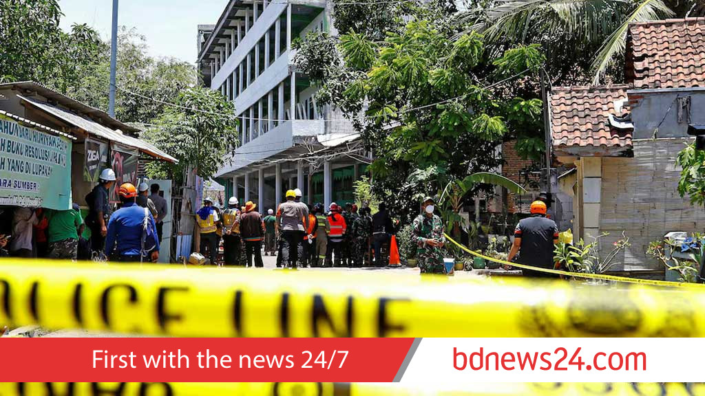 ইন্দোনেশিয়ায় স্কুল ধস: ‘হয়তো আশা আছে’, সময়ের সঙ্গে পাল্লা উদ্ধারকর্মীদের