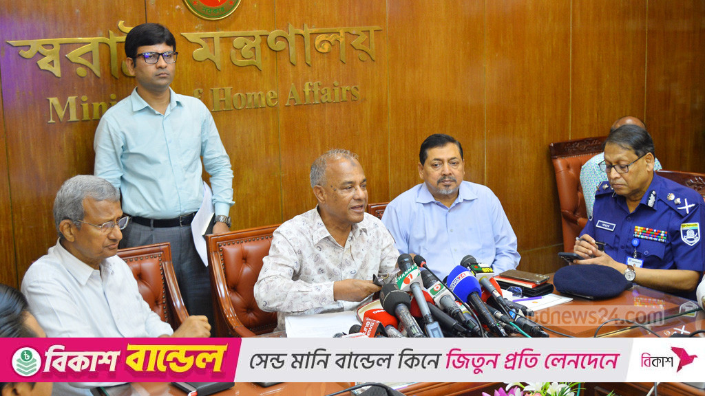 ‘প্রায় আটশ’ মণ্ডপে অসুরের মুখে দাড়ি, 'ফ্যাসিস্ট' বুদ্ধিজীবীদের ইন্ধন দেখছেন স্বরাষ্ট্র উপদেষ্টা