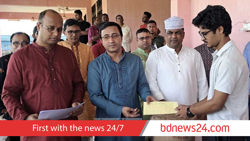 খাগড়াছড়িতে সহিংসতা: ক্ষতিগ্রস্তদের মাঝে চাল ও আর্থিক সহায়তা প্রদান