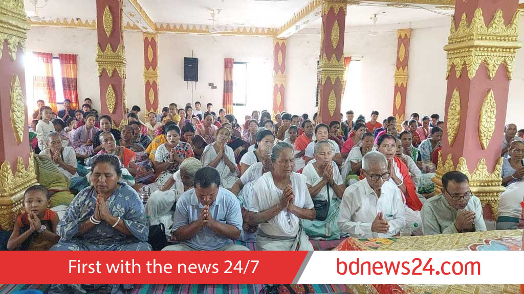 প্রবারণা পূর্ণিমা: খাগড়াছড়ির বিহারে বিহারে প্রার্থনা