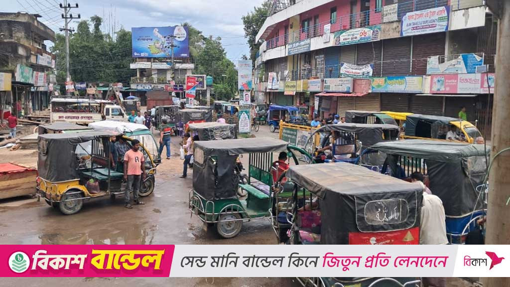 অবরোধ স্থগিত: খাগড়াছড়িতে খুলেছে দোকানপাট, বেড়েছে চলাচল