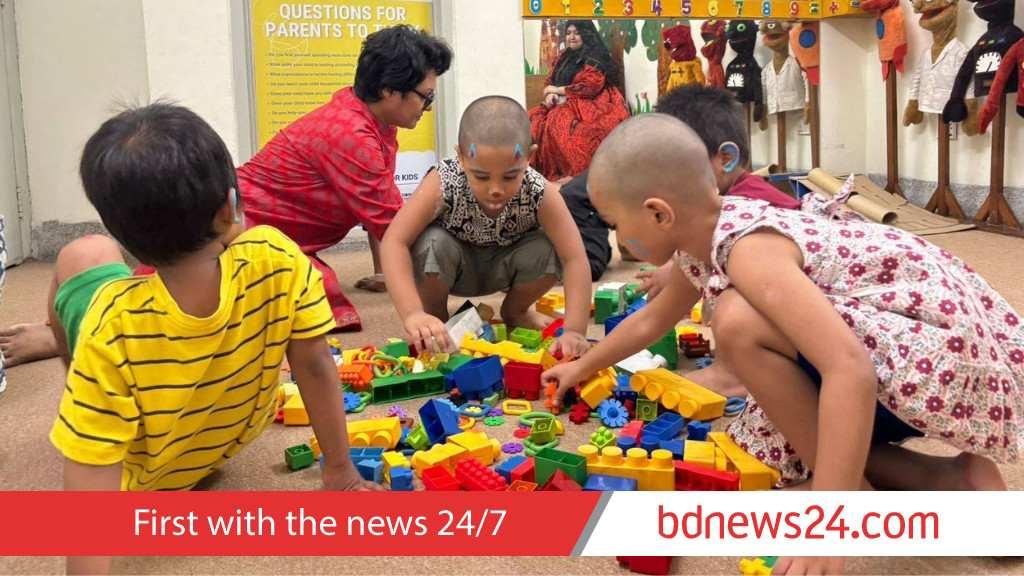 শিশুদের খেলার দুনিয়া: কিনে দেব, না গড়তে শেখাব