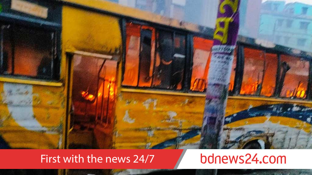 রাজধানীতে মিরপুরে বাসে আগুন
