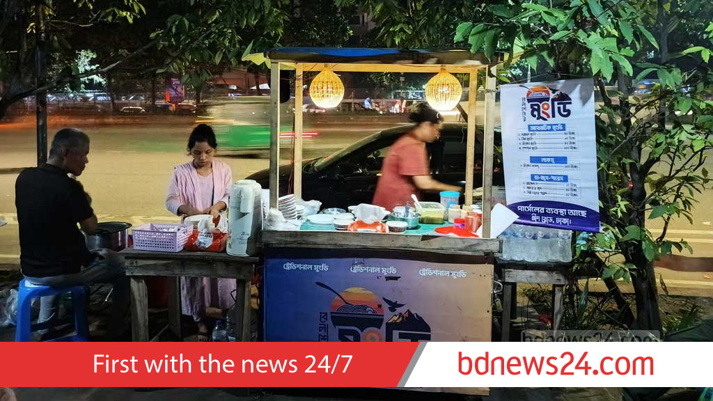 রাজধানীতে পথের ধারে পাহাড়ি স্বাদের টানে