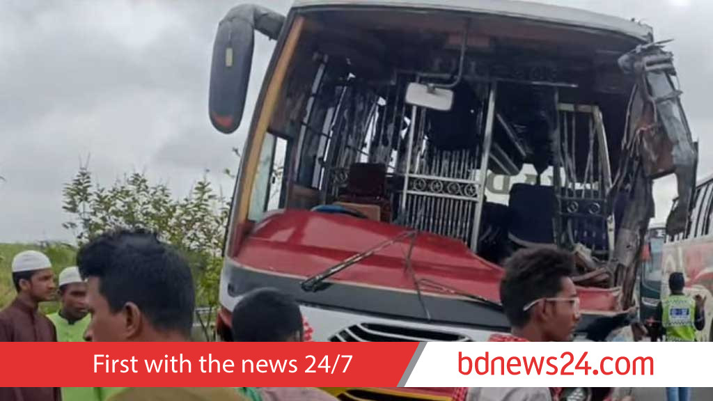 এক্সপ্রেসওয়েতে দাঁড়িয়ে থাকা বাসে আরেক বাসের ধাক্কা, চালকের সহকারী নিহত