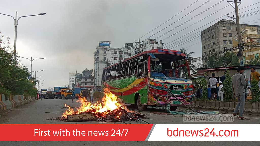 নারায়ণগঞ্জে বাসের ধাক্কায় ইজিবাইক যাত্রী নিহত, বাসে আগুন