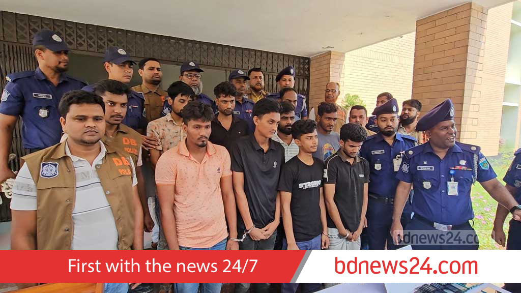 নাটোরে ‘মোবাইল হ্যাকিং চক্রের’ নয় যুবক গ্রেপ্তার