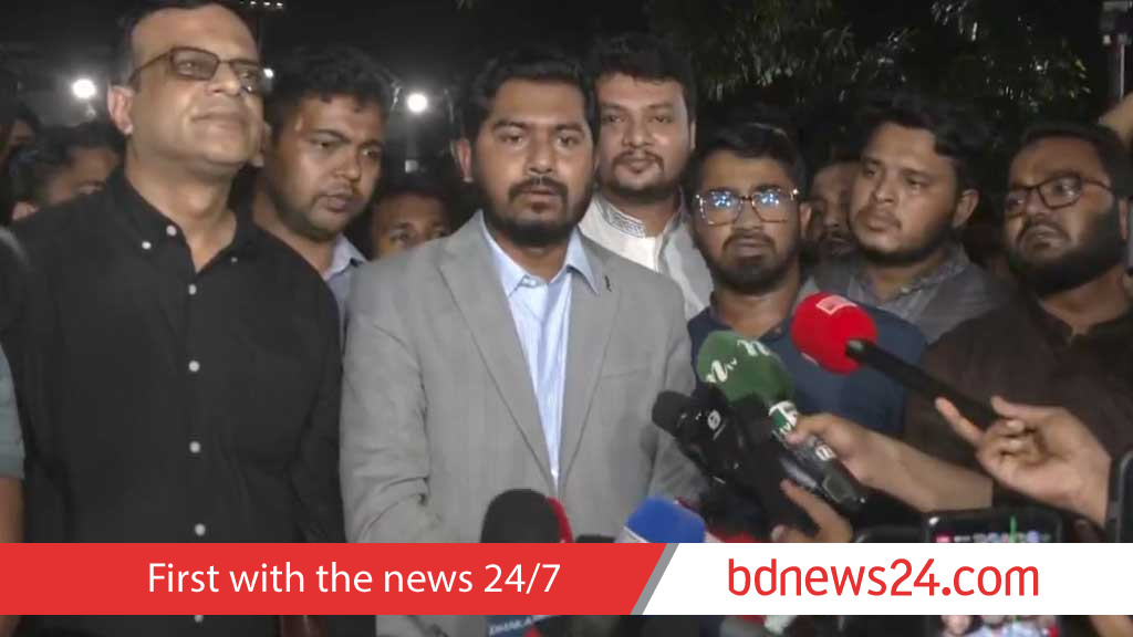 হামলার বিচার না হলে গলায় গামছা পরাব: সিঙ্গাপুর থেকে ফিরে নুর