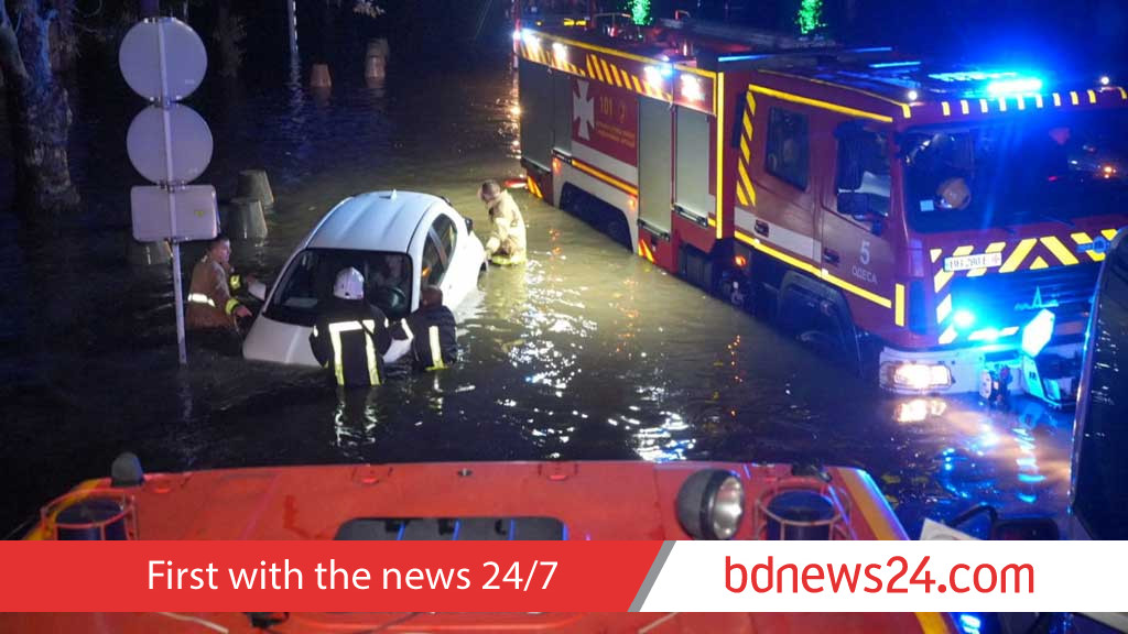 ইউক্রেইনের দক্ষিণাঞ্চলে প্রবল বৃষ্টির পর হড়কা বানে ৯ জনের মৃত্যু