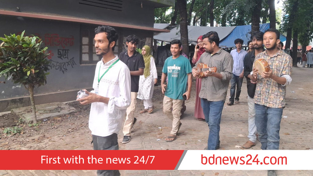 রাকসু ভোট উৎসব: গান-আড্ডা, ছবি তোলায় মেতেছেন শিক্ষার্থীরা