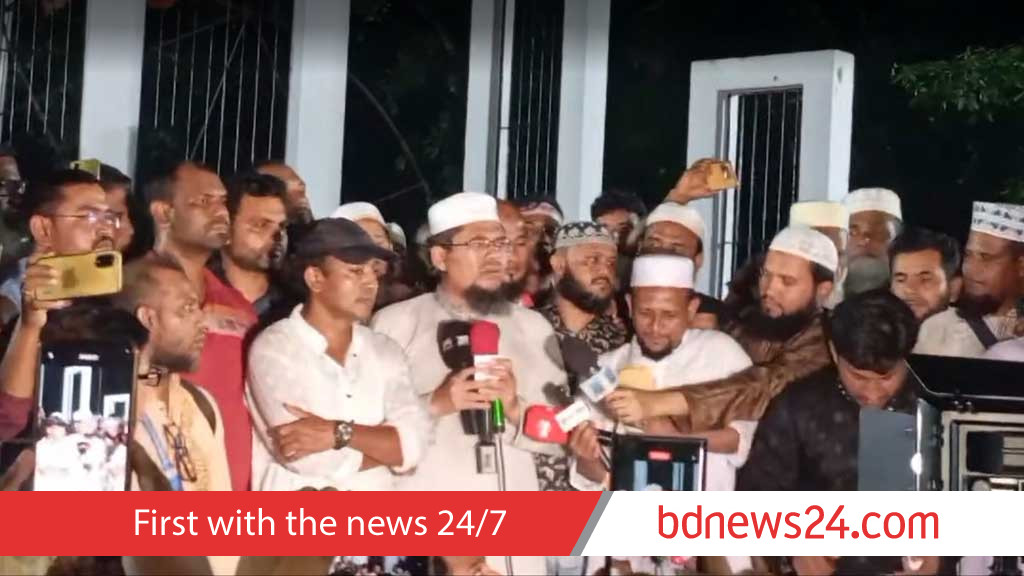 রাতেও শহীদ মিনারে আন্দোলনরত শিক্ষকরা