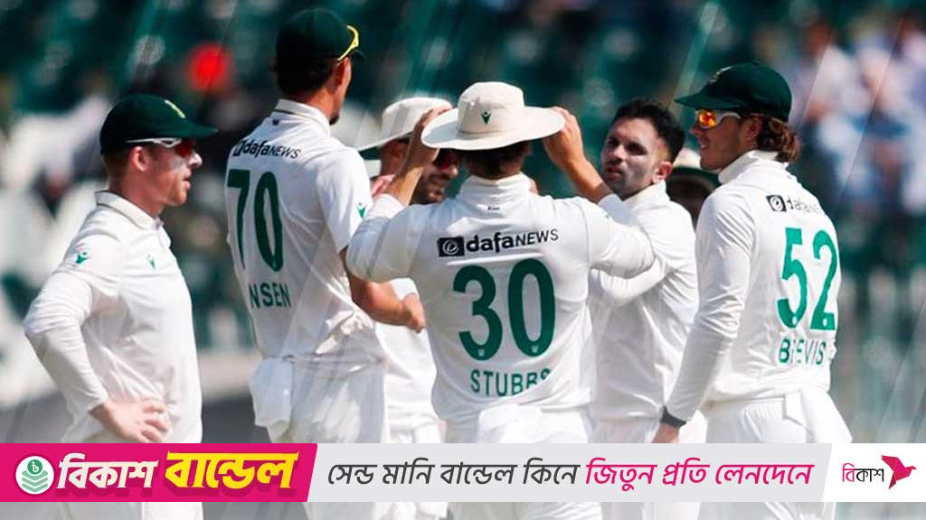 মহারাজের ৭ উইকেট, স্টাবসের ব্যাটে দক্ষিণ আফ্রিকার লড়াই