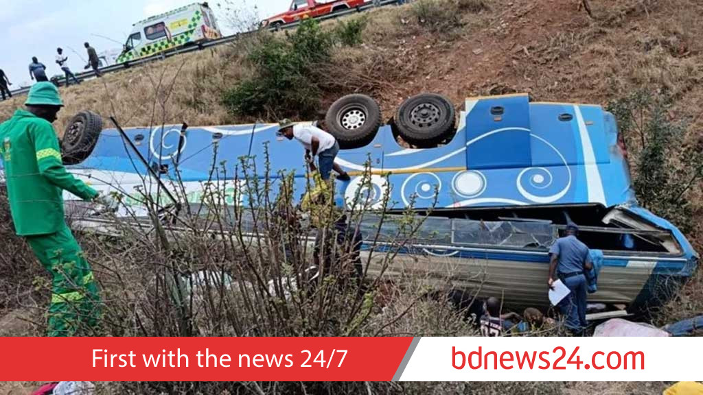 দক্ষিণ আফ্রিকার পাহাড়ি রাস্তা থেকে বাস নিচে পড়ে নিহত ৪২