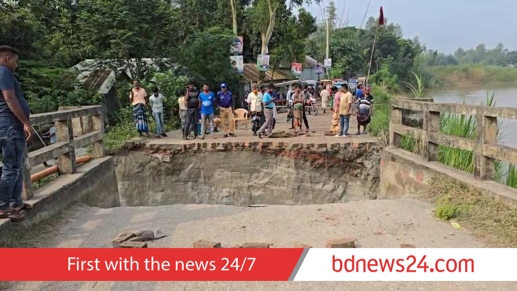 টাঙ্গাইলে সেতুর সংযোগ সড়ক ধসে নদীতে, ভোগান্তিতে লক্ষাধিক মানুষ
