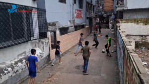 গলিতেই খেলে শিশুরা