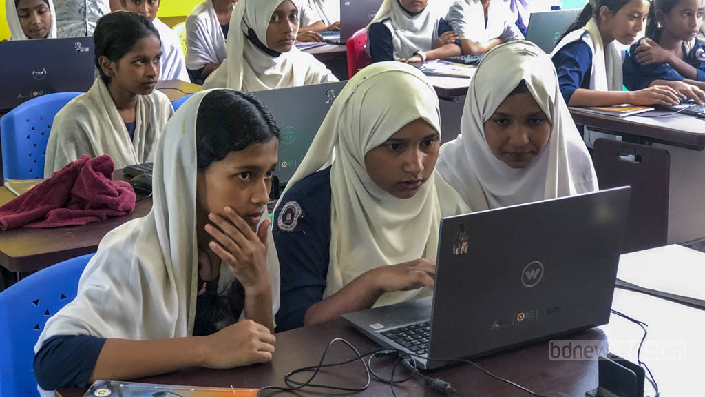 আলেকজান্ডার পাইলট বালিকা উচ্চ বিদ্যালয়ে রয়েছে ‘আইসিটিডি ডিজিটাল ল্যাব’।