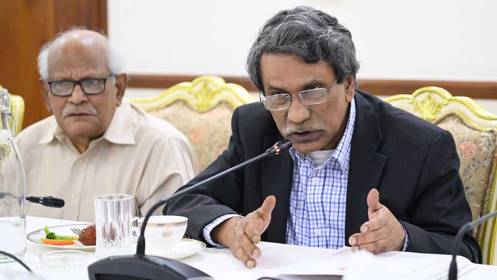 জুলাই সনদ বাস্তবায়নের সুপারিশমালা সরকারপ্রধানের কাছে হস্তান্তরের পর মঙ্গলবার সংবাদ সম্মেলনে আসেন জাতীয় ঐকমত্য কমিশনের সহসভাপতি আলী রীয়াজ।