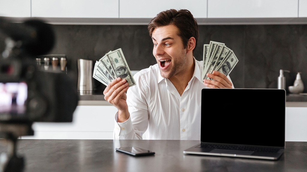 বিজ্ঞাপনের আয় ছাড়াও যেভাবে ধনী হচ্ছেন ইউটিউবাররা বিজ্ঞাপনের আয় ছাড়াও যেভাবে ধনী হচ্ছেন ইউটিউবাররা