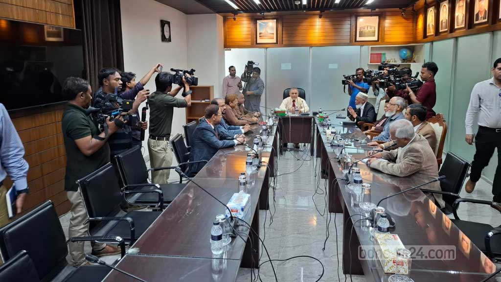 সংসদ নির্বাচন: ইসিতে জামায়াতের প্রতিনিধিরা বৈঠকে সংসদ নির্বাচন: ইসিতে জামায়াতের প্রতিনিধিরা বৈঠকে