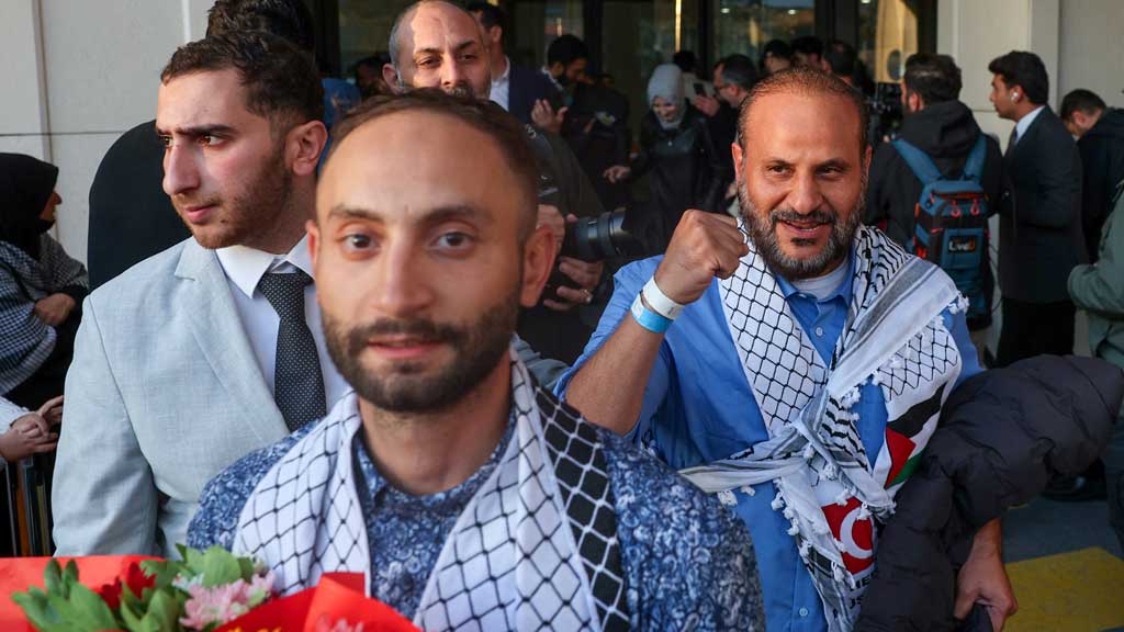 বিশেষ ফ্লাইটে ইস্তাম্বুল বিমানবন্দরে পৌঁছানোর পর সুমুদ ফ্লোটিলায় অংশ নেওয়া আন্দোলনকারীদের কয়েকজন। ছবি: রয়টার্স 