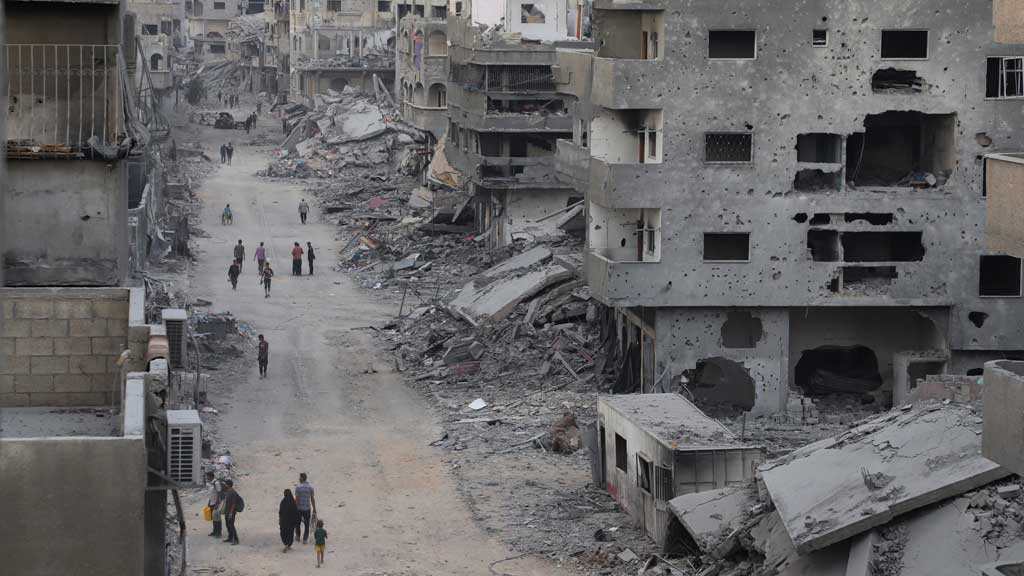 ইসরায়েলের নির্বিচার আক্রমণে ধ্বংস হয়ে যাওয়া শহরে ফিরছেন গাজার ফিলিস্তিনিরা। ছবি: রয়টার্স 