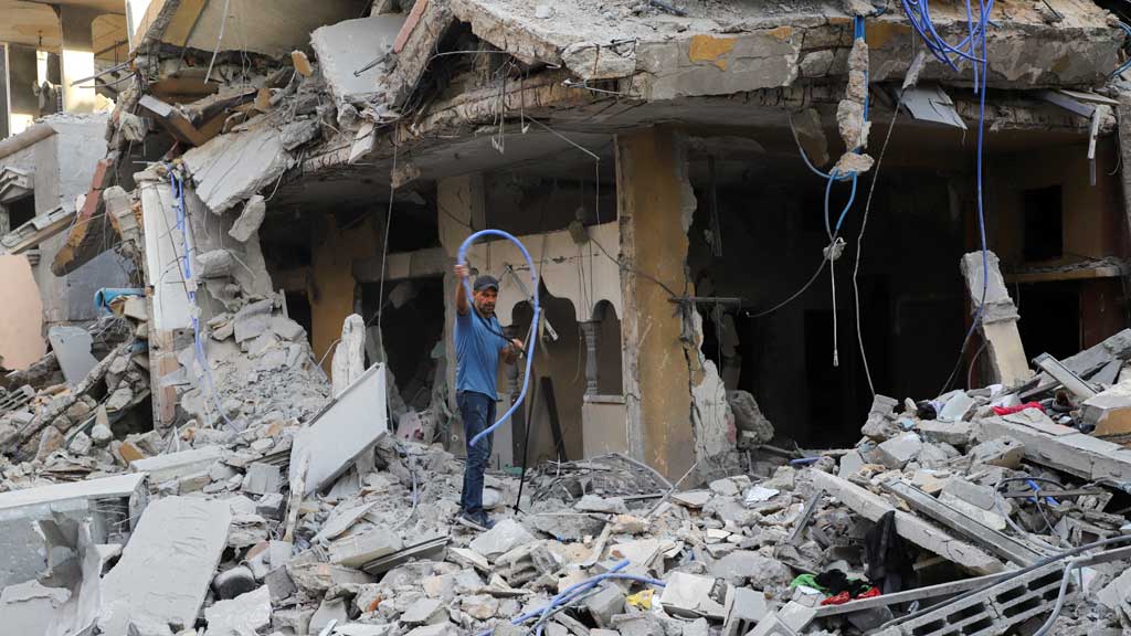 আবার জীবন গড়ে নেওয়ার প্রচেষ্টা শুরু করছেন গাজার বাসিন্দারা। ছবি: রয়টার্স 