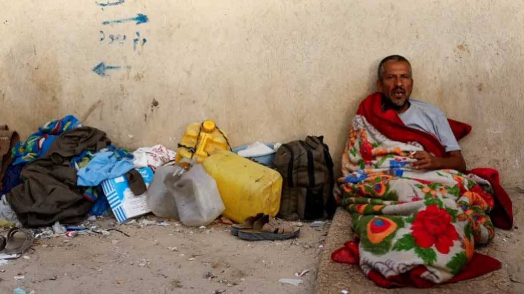 গাজা শহরের এক রাস্তার পাশে বাস্তুচ্যুত এক ফিলিস্তিনি। ছবি: রয়টার্স