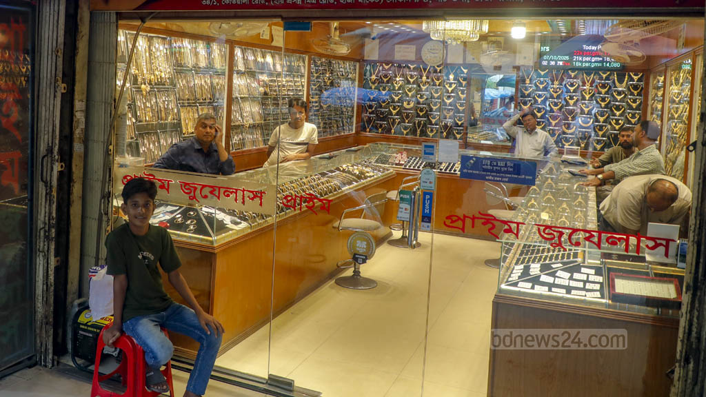 লাফিয়ে লাফিয়ে সোনার দাম বাড়ায় ক্রেতা কমার কথা জানান দোকানিরা। মঙ্গলবার রাজধানীর বায়তুল মোককারম মার্কেটের অনেক সোনার দোকান দেখা যায় ক্রেতা শূন্য।  ছবি: আব্দুল্লাহ আল মমীন