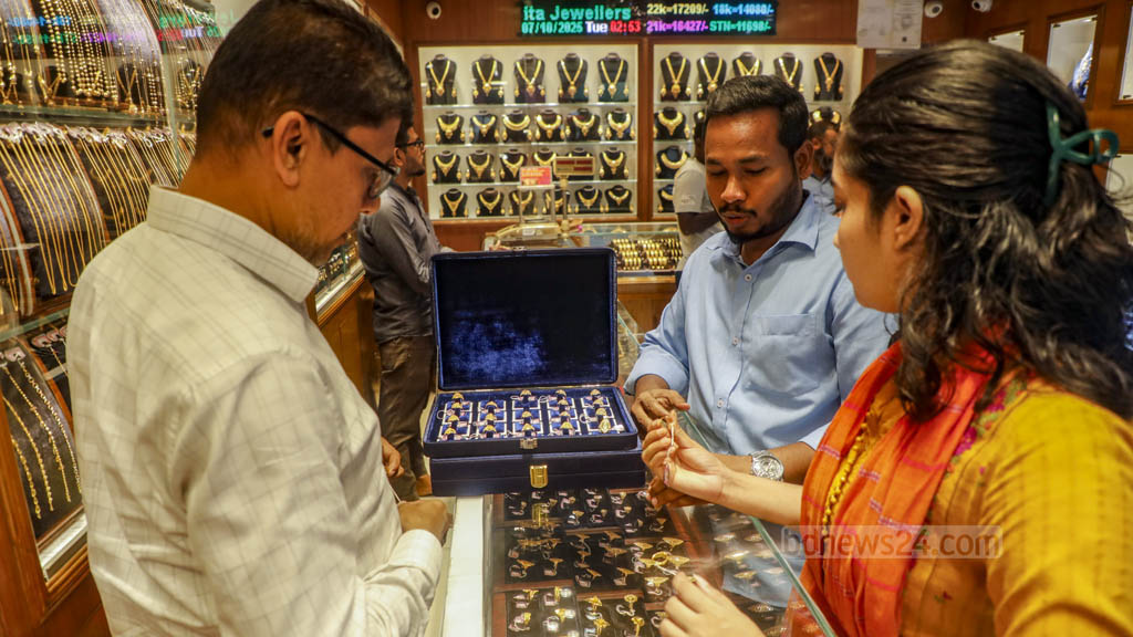 উপহার দেওয়ার জন্য সোনার রিং দেখছেন এক ক্রেতা। দাম বাড়ায় সাধ পূরণ কঠিন ঠেকছে তার কাছে। রাজধানীর বায়তুল মোকারম মার্কেট থেকে তোলা।  ছবি: আব্দুল্লাহ আল মমীন