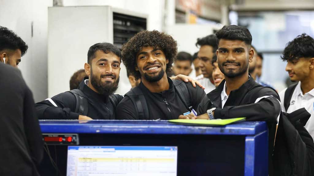 হংকংয়ের উদ্দেশ্যে রওনা দেওয়ার আগে হাসিমুখে ফ্রেমবন্দী হলেন হামজা চৌধুরী। ছবি: বাফুফে