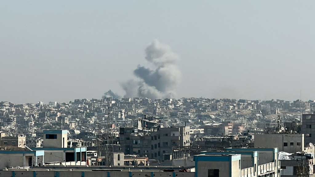 গাজার খান ইউনিস শহরে ইসরায়েলি বাহিনীর হামলার পর ওঠা ধোঁয়া দেখা যাচ্ছে। ছবি: রয়টার্স