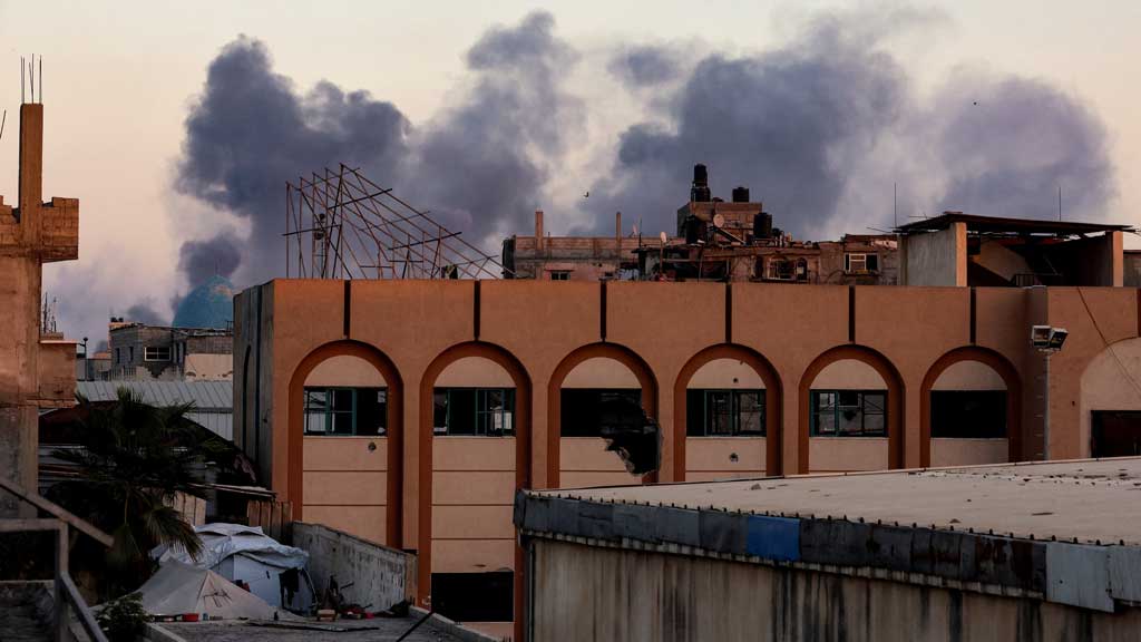 গাজার খান ইউনিসে ইসরায়েলি বাহিনীর বিমান হামলায় ঘটা বিস্ফোরণের পর ওঠা ধোঁয়া। ছবি: রয়টার্স 