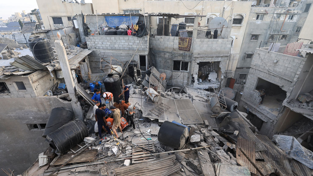 রাতভর গাজা সিটিতে ইসরায়েলি বিমান হামলায় হওয়া ধ্বংসযজ্ঞ। ছবি: রয়টার্স 