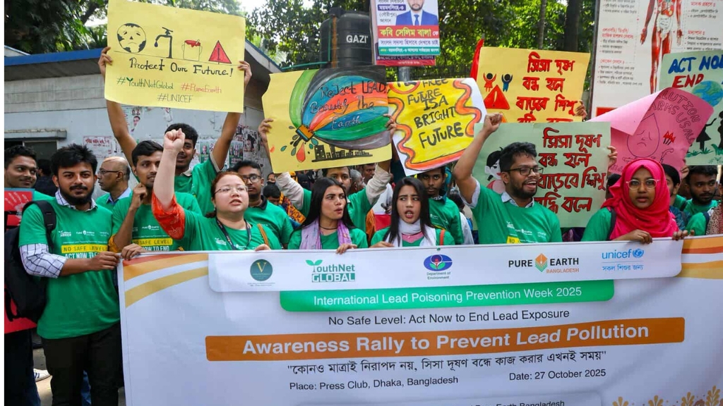 সিসাদূষণ রোধে ঢাকায় মানববন্ধন সিসাদূষণ রোধে ঢাকায় মানববন্ধন