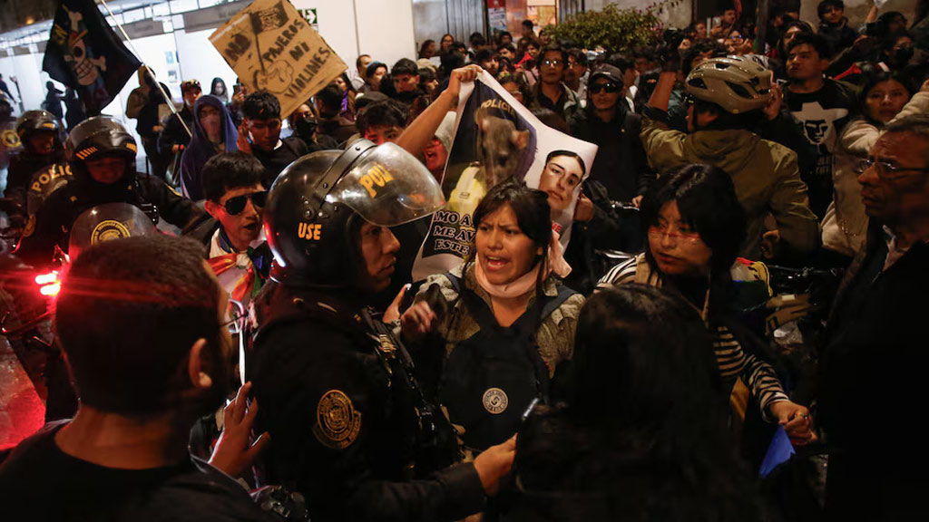 রাজধানী লিমায় কংগ্রেস ভবনের বাইরে দেশের বিভিন্ন প্রান্ত থেকে যাওয়া হাজারো বিক্ষোভকারী পুলিশের সঙ্গে সংঘর্ষে জড়ায়। ছবি: রয়টার্স