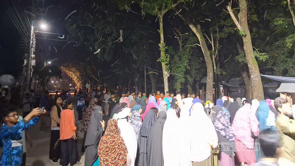 রাবি অধ্যাপকের ফেইসবুক পোস্ট নিয়ে বিক্ষোভ রাবি অধ্যাপকের ফেইসবুক পোস্ট নিয়ে বিক্ষোভ