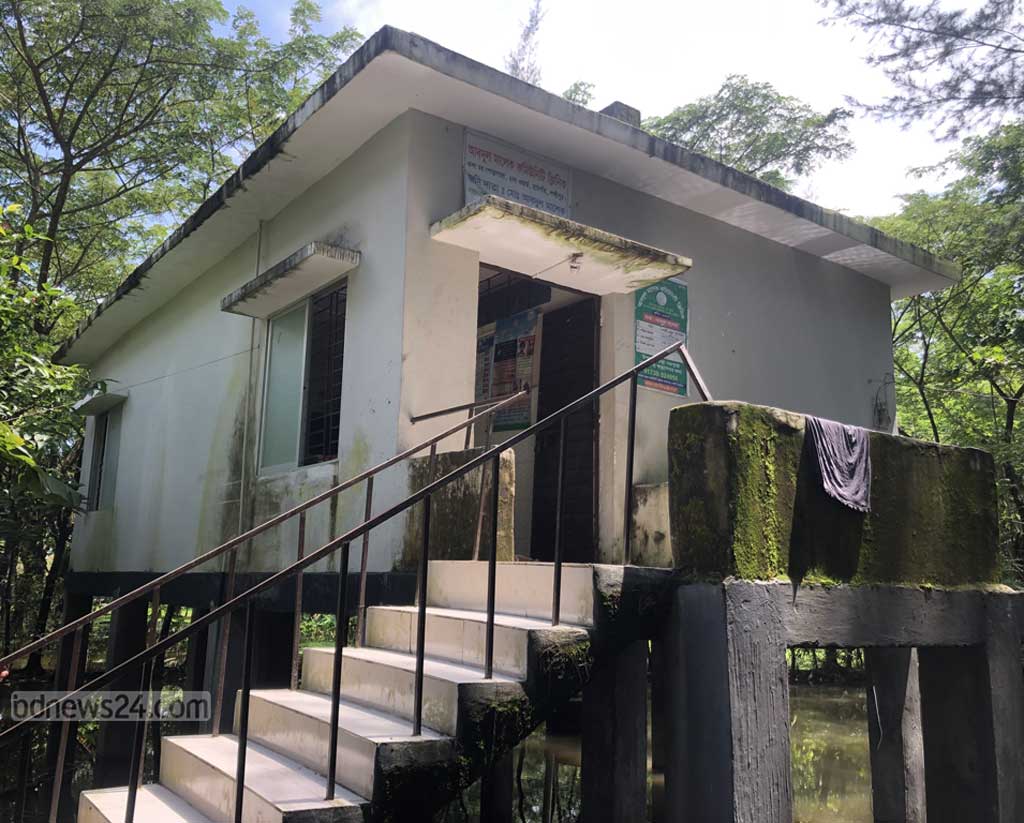 দ্বিতল এ ক্লিনিকের নিচের অংশ এখনো ডুবে রয়েছে।