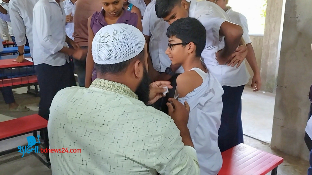 স্কুলে টাইফয়েডের টিকা পেয়ে খুশি শিক্ষার্থীরা