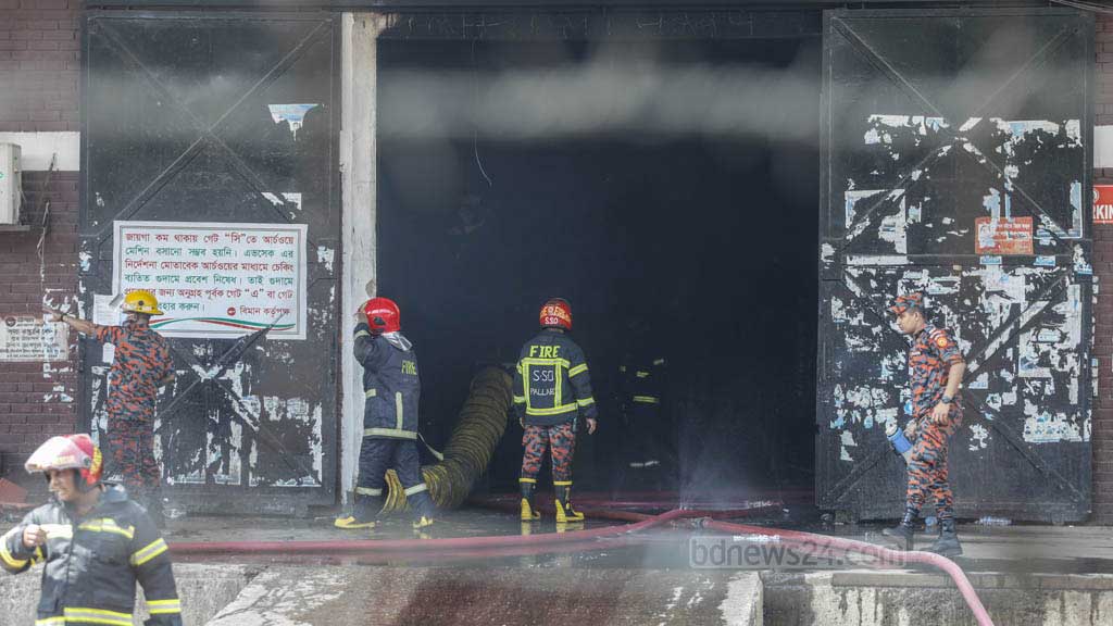 ঢাকার শাহজালাল আন্তর্জাতিক বিমানবন্দরের কার্গো ভিলেজে রোববার সকালেও অগ্নিনির্বাপণে তৎপর ফায়ার সার্ভিসের সদস্যরা। ছবি: আব্দুল্লাহ আল মমীন