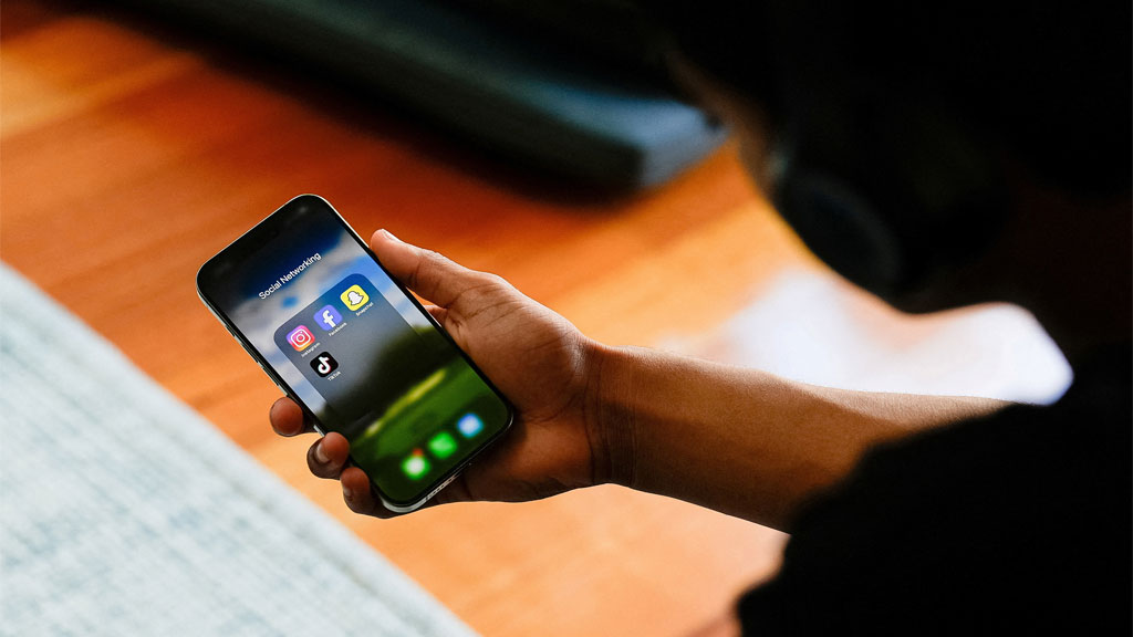 শিশুর হাতে স্মার্টফোন: যোগাযোগের প্রয়োজন নাকি বিপদ? শিশুর হাতে স্মার্টফোন: যোগাযোগের প্রয়োজন নাকি বিপদ?