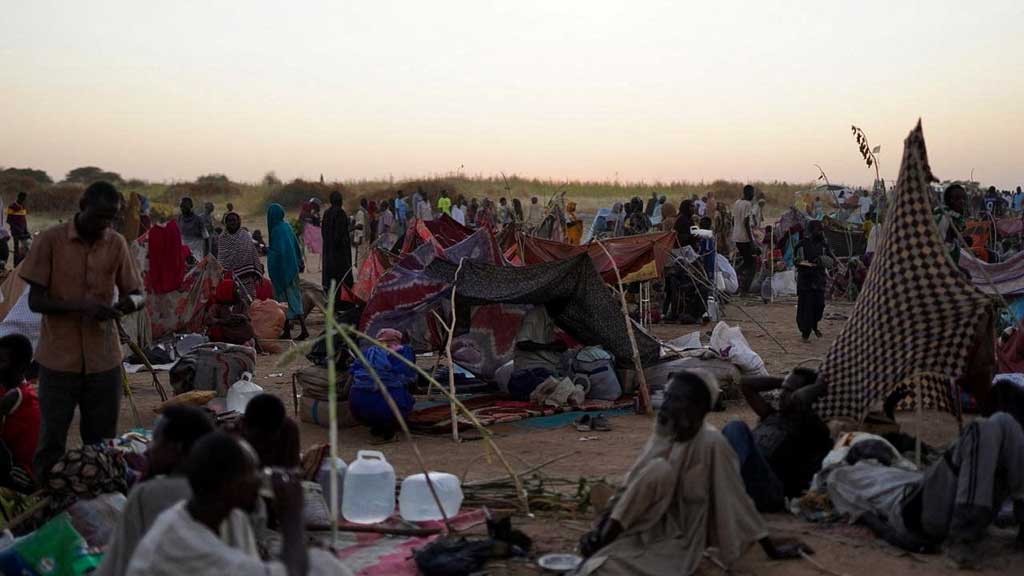 প্রাণে বাঁচতে এল-ফাশের থেকে পালিয়ে অনেকেই আশ্রয় নিয়েছেন ৬০ কিলোমিটার দূরের তাওইলা শহরে। ছবি: রয়টার্স